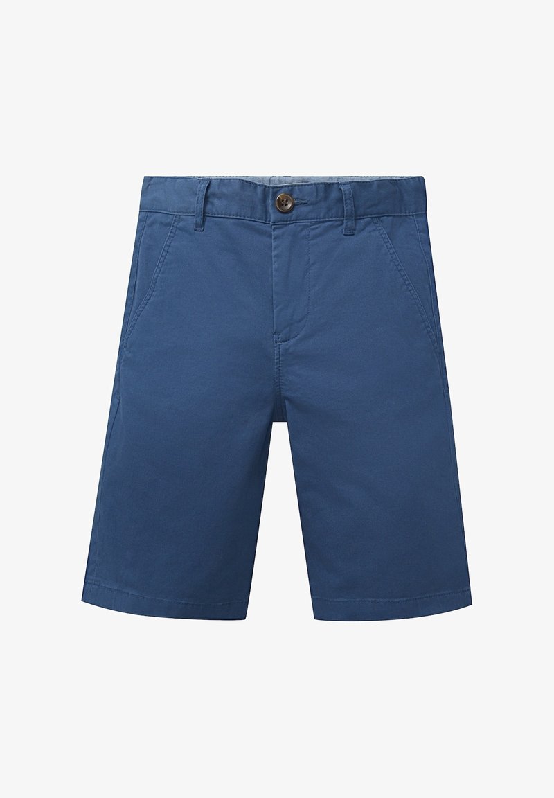 Shorts bleus arrivant aux genoux avec poches latérales, passants pour ceinture et fermeture à bouton à la taille.