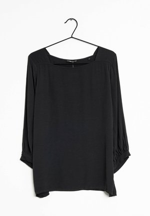 Camicia nera a maniche lunghe su una gruccia, con scollo quadrato, vestibilità ampia e polsini arricciati, realizzata in tessuto liscio.