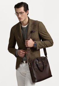 Unselected, dark brown