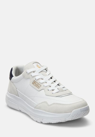 Vita sneakers med en blandad ovandel i läder och mocka, rund tå, snörning och en strukturerad gummisula.