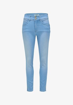 Jeans ajustados de denim de color azul claro, con dos bolsillos frontales, cierre de cremallera y botón. Presenta cremalleras en los tobillos para un ajuste ajustable.