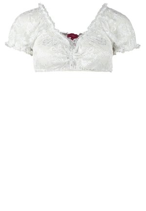 Frau trägt ein traditionelles bayerisches Dirndl mit weißer Bluse, blau geblümtem Mieder, rot kariertem Rock, weißen Strickstrümpfen und beigen Schuhen.