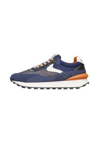 Scarpe sportive color navy con upper testurizzato, logo swoosh bianco, accento arancione sul tallone e suola nera robusta per una buona presa.