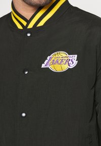 New Era Träningsjacka - black