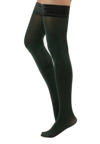 Medias altas verdes de muslo con una textura sedosa y bandas elásticas negras en la parte superior. El material transparente crea una apariencia suave en las piernas.