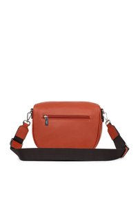 Borsa a tracolla in pelle color ruggine con forma arrotondata, cinturino nero regolabile e tasca con zip sul retro. Texture liscia e hardware minimal.