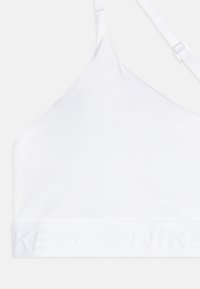 Fehér sportmelltartó sima textúrával, nem állítható pánttal és a "NIKE" felirattal kiemelkedő betűkkel ellátott logószalaggal.