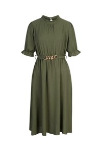Rochie verde măsliniu dintr-un material moale, având un guler înalt, mâneci scurte cu volane și o curea din lanț aurit la talie. Siluetă în formă de A.