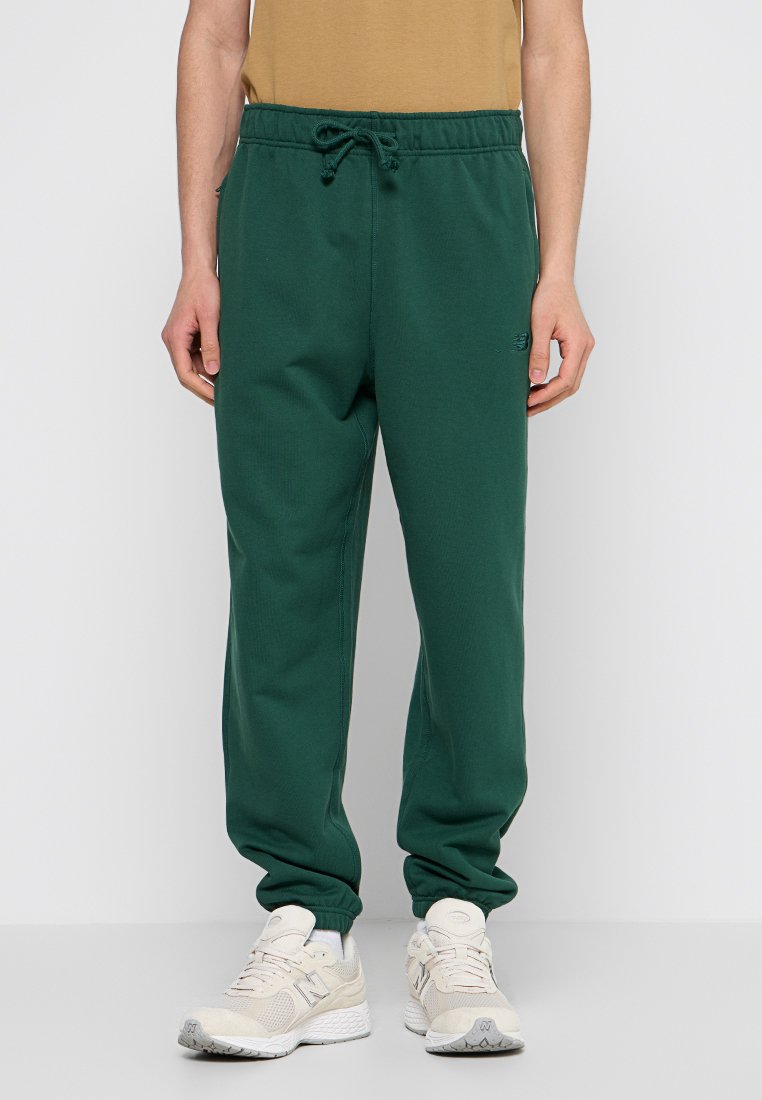 Pantaloni della tuta verdi realizzati in tessuto morbido, con una vita elastica dotata di cordoncino, polsini a costine e un piccolo logo del marchio sulla gamba.