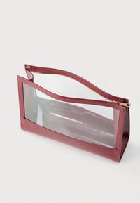 Κοσμηματοθήκη βουργουνδί με διαφανές πάνελ· κλείσιμο με φερμουάρ, λείο δέρμα, ορθογώνιο σχήμα, με ορατό περιεχόμενο από το διαφανές τμήμα.