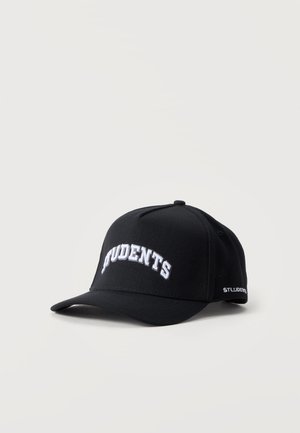 Gorra de béisbol negra con visera curva y la palabra «STUDENTS» bordada en blanco en la parte delantera.