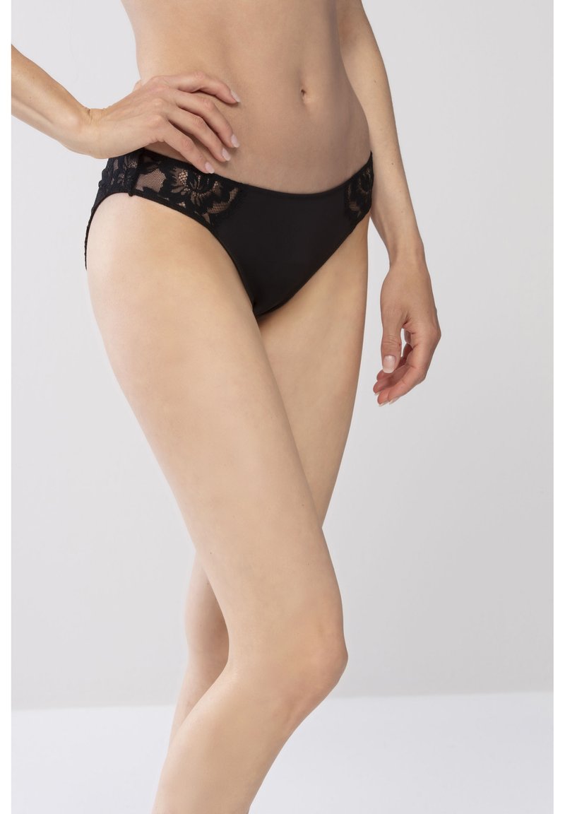 String bikini neri in pizzo e tessuto con bordo in pizzo floreale ai lati. Il design combina materiali eleganti con dettagli delicati.