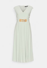 Světlounce zelené šaty po kolena s krátkými rukávy, výstřihem do V, elastickým pasem a béžovým páskem s dvěma stříbrnými sponami. Hladká textura látky.