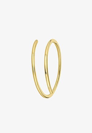 Anillo de espiral de oro pulido delgado con un extremo abierto, diseñado para llevar en el dedo, sobre un fondo blanco liso.