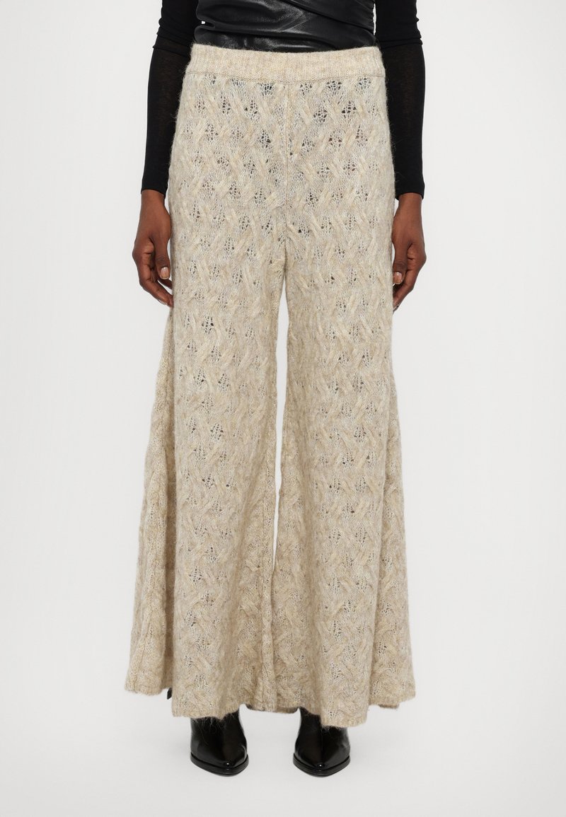 Nanushka - YOHNA - Pantalones - creme, Ampliar