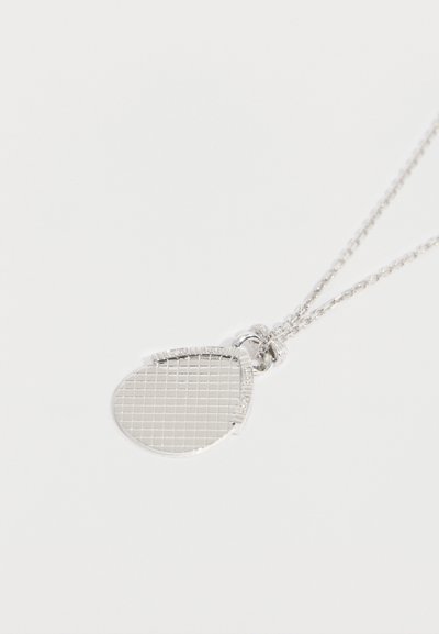 Collar de plata con un colgante en forma de media raqueta de tenis con patrón de rejilla, unido a una cadena delicada.