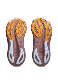 Chaussures de sport avec semelles en caoutchouc ; base marron, motif de traction orange, accents bleu clair. Design courbé avec surface texturée pour l'adhérence.