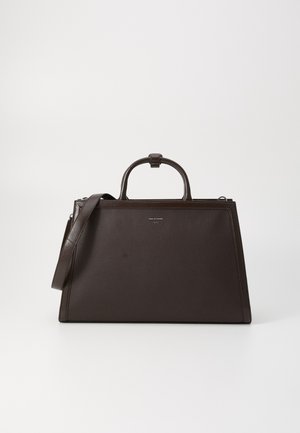 Sac à main en cuir marron avec une forme rectangulaire structurée, double poignées supérieures et une bandoulière détachable. Texture lisse avec un matériel minimal.