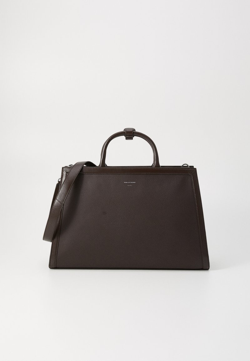 Borsa a mano in pelle marrone con una forma rettangolare strutturata, doppio manico superiore e tracolla removibile. Texture liscia con hardware minimale.