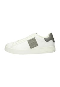 Sneaker bianco con parte superiore in pelle liscia, accentuazione grigia sul tallone e fascetta con logo testurizzato sul lato. Punta rotonda e suola in gomma piatta.