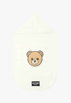 Biała dziecięca ręcznik z kapturem z graficznym wizerunkiem kreskówkowego misia w odcieniach brązu. Zawiera czarną metkę z logo na dole. Miękka textura.