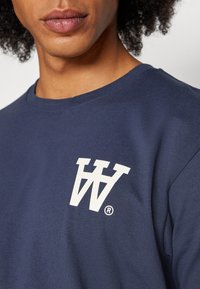 DOUBLE A BY W.W. ACE LOGO - Marškinėliai su spaudiniu - eternal blue