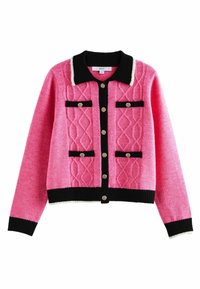 Cardigan en maille rose avec col, poignets et ourlet noirs, boutons dorés sur le devant et sur quatre fausses poches, motif en maille torsadée sur le devant.