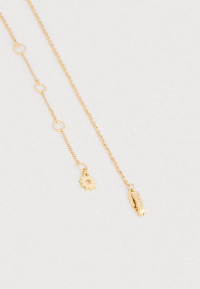 Colier din lanț de aur cu zale circulare, având un pandantiv în formă de soare și o închizătoare. Textură netedă, finisaj lucios.