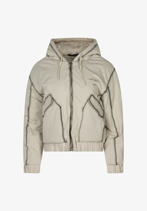 Chaqueta acolchada beige con diseño cropped, cierre de cremallera, capucha y detalles en negro contrastante a lo largo de las costuras y bolsillos.