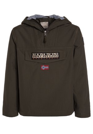 Chaqueta con capucha verde oliva con un bolsillo delantero, cordón, parche de logo y detalles con la bandera de Noruega. Fabricada con tela lisa y forro gris contrastante.