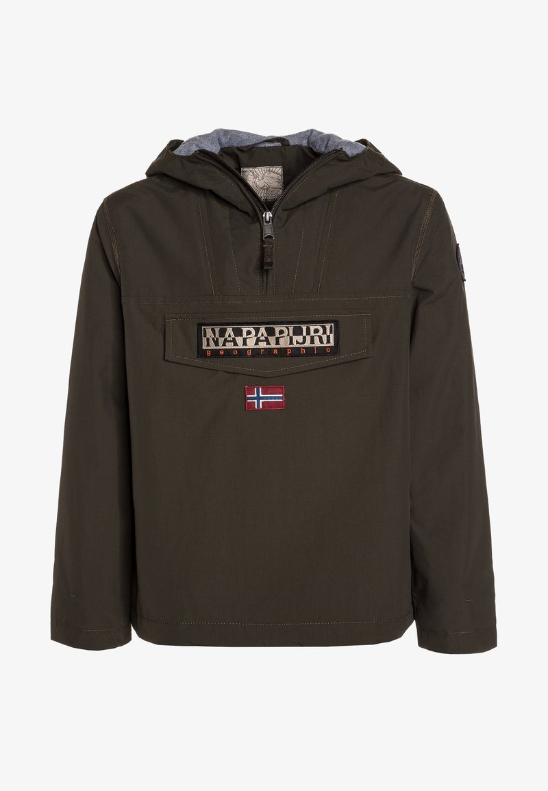 Oliwkowo-zielona kurtka z kapturem, z przednią kieszenią, troczkiem, naszywką z logo i detalami w postaci flagi Norwegii. Wykonana z gładkiej tkaniny z kontrastową szarą podszewką.