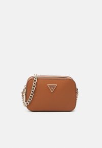 Bolso cruzado de cuero sintético marrón con un logo triangular en la parte frontal, correa de cadena en tono dorado y superficie texturizada. Cierre con cremallera.