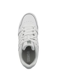 Biele športové topánky s hladkým koženým zvrškom, viazaním, perforovanou špičkou a jemnými šedými akcentmi. Názov značky je viditeľný vo vnútri.