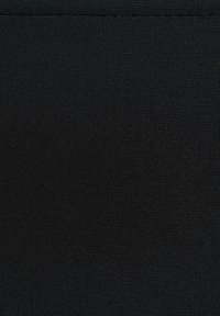 Schwarzer Stoff mit einer glatten Textur, hergestellt aus einem dicht gewebten Material. Es sind keine Muster oder bemerkenswerten Akzente sichtbar.