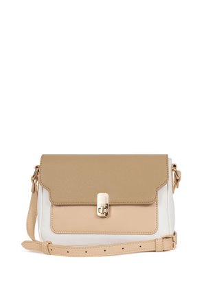Beżowa, kremowa i biała skórzana torba na ramię z klapką i złoconym zamkiem obrotowym, regulowany pasek na białym tle.