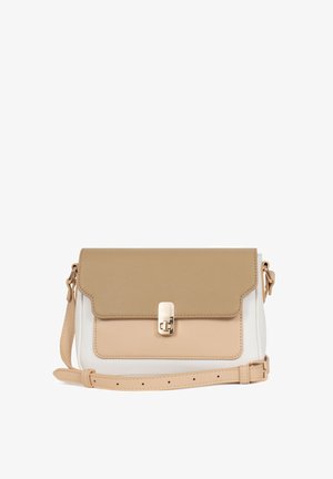 Beżowa, kremowa i biała skórzana torba na ramię z klapką i złoconym zamkiem obrotowym, regulowany pasek na białym tle.