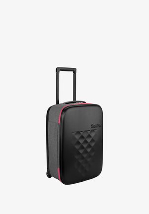 Maleta negra y gris con un exterior duro, patrón de diamante, acentos de cremallera rosa, asa extensible y ruedas giratorias para una fácil movilidad.