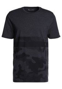 Camiseta de manga corta en mezcla de algodón gris oscuro con una sección estampada en camuflaje negro y textura suave. Cuello redondo y corte regular.