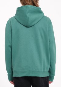 Grøn sweatshirt med hætte, lavet af blødt stof. Har ribbede manchetter og kant, med en glat tekstur og en afslappet pasform.