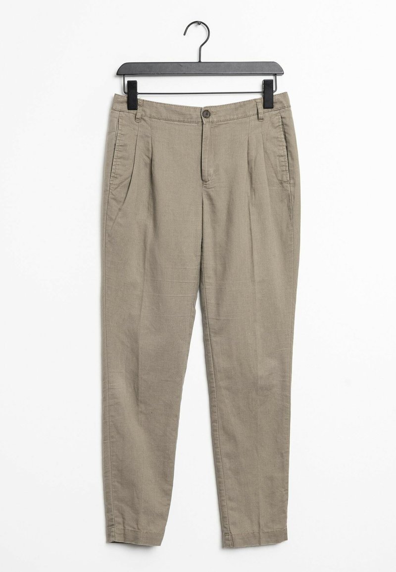 Béžové zúžené kalhoty s knoflíkovým zapínáním, čtyřmi kapsami a hladkou texturou látky, visící na černém ramínku na bílém pozadí.
