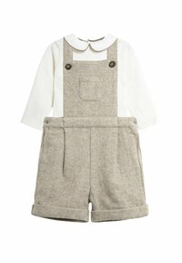 Világosbarna, houndstooth mintás kantáros nadrág, texturált anyagból, fehér, hosszú ujjú inggel, Peter Pan gallérral és gombokkal.