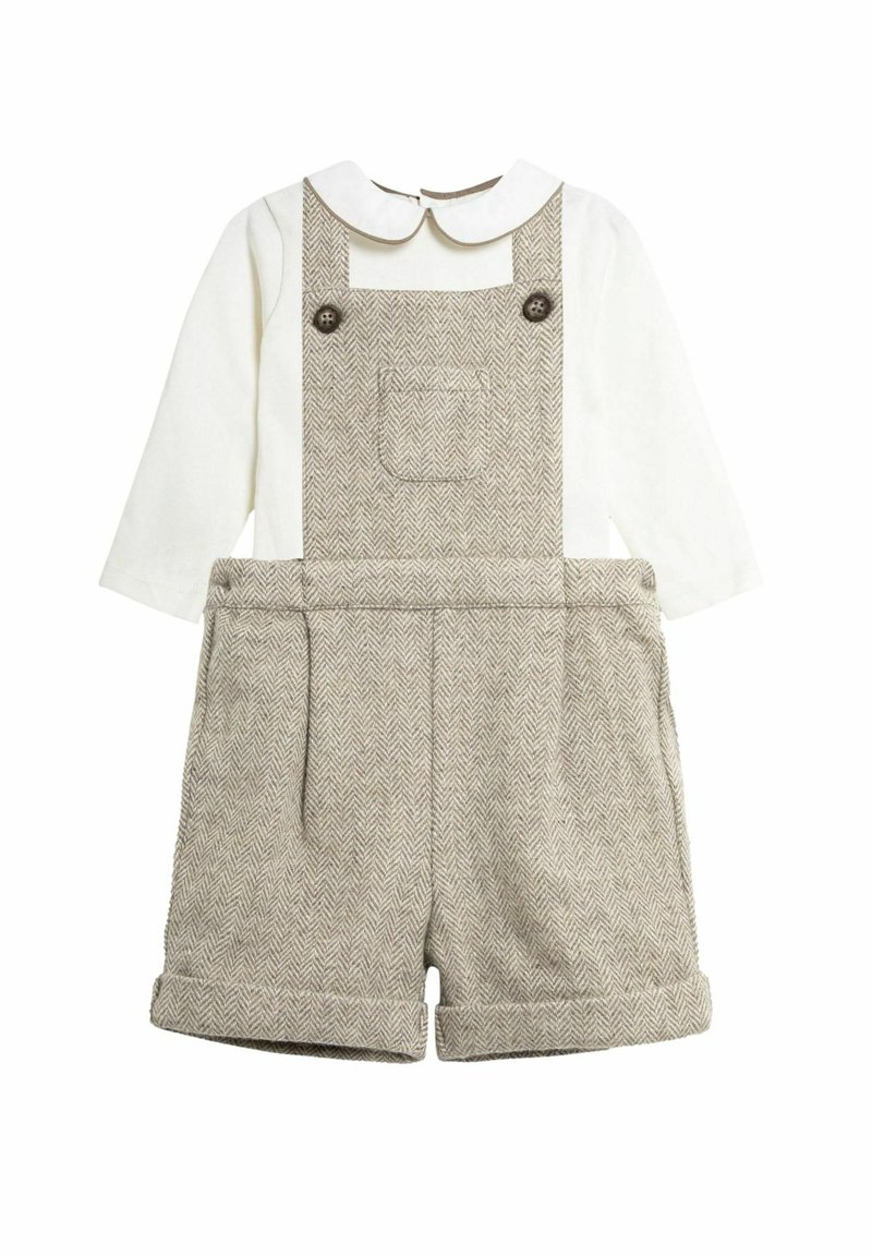 Világosbarna, houndstooth mintás kantáros nadrág, texturált anyagból, fehér, hosszú ujjú inggel, Peter Pan gallérral és gombokkal.