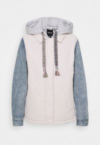 Lys pink quiltet jakke med grå hætte, denimærmer og dekorative snore med frynser. Har en knaplukning foran og krave.