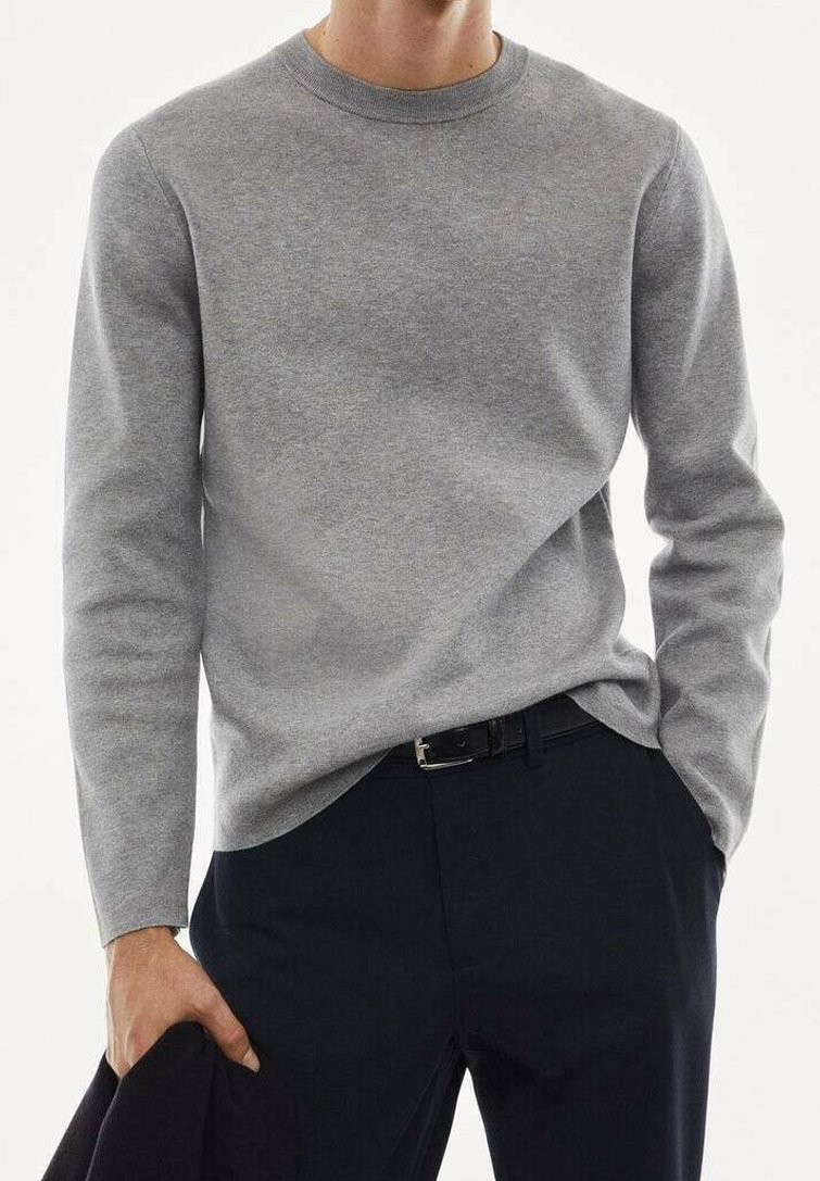 Camiseta de manga larga gris con cuello redondo, en mezcla de algodón, con una textura suave y un corte clásico, combinada con pantalones oscuros.