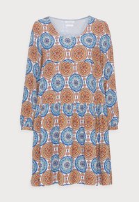 Vestido de manga larga con cuello redondo, que presenta un colorido patrón circular en naranja, azul y blanco sobre una tela suave.