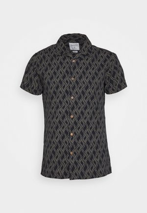 Czarna koszula na krótki rękaw z beżowym wzorem falistych linii i kołnierzem złożonym, prezentowana na jednolitym jasnym tle.