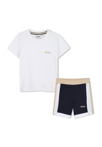 Hvit kortermet T-skjorte med gull "BOSS"-logo; sammen med marineblå, beige shorts med hvite side-striper og elastisk midjebånd.