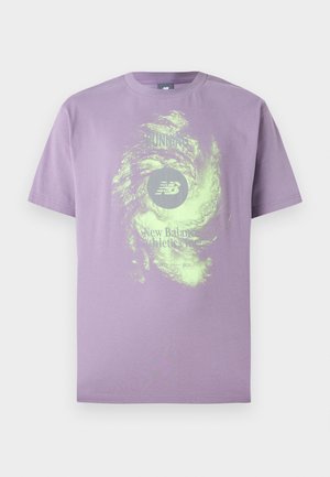 Λιλά βαμβακερό t-shirt με στρογγυλή λαιμόκοψη, με πράσινο αφηρημένο στροβιλιστό σχέδιο και τυπωμένο λογότυπο "New Balance Athletics".