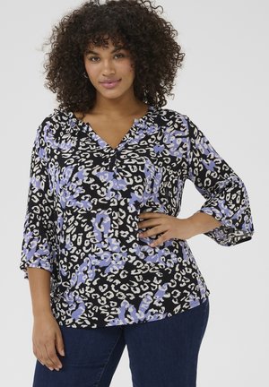 Blusa de estampado floral en negro con patrones de leopardo en púrpura y crema, con escote en V y mangas acampanadas de tres cuartos. Tejido suave y texturizado.