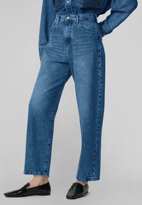 GLOBE - Ravne kavbojke - medium blue